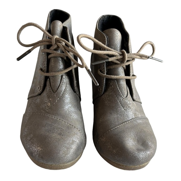 NWOT TOMS Desert Gray Metallic Lace-Up Wedge Booties 740810 Shimmer Ankle Boots - Picture 2 of 6